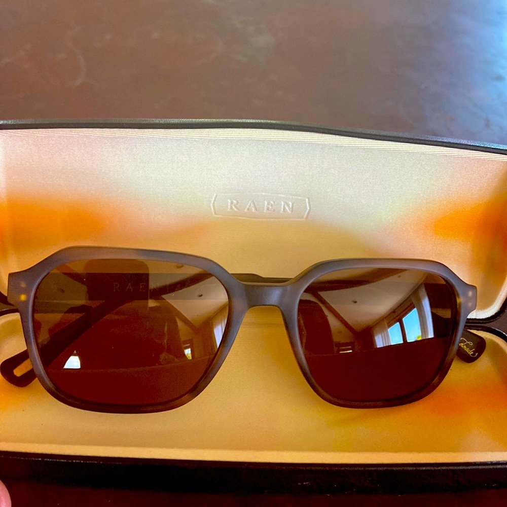Never worn Raen Aliso sunglasses in matte sand dune. Look styling all summer!